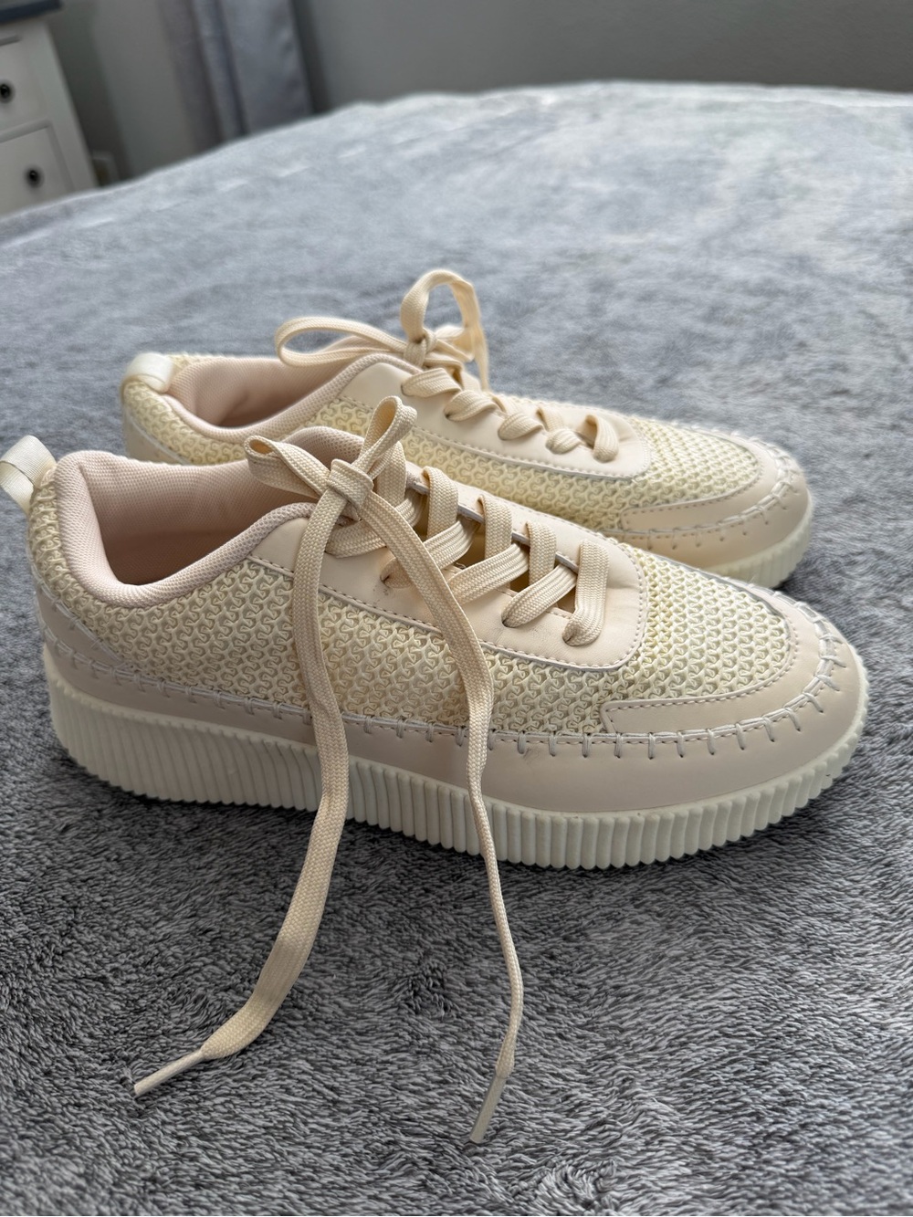 La Sheelah. Women’s Cream Platform Sneakers